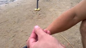 Как насадить макароны на крючок два способа