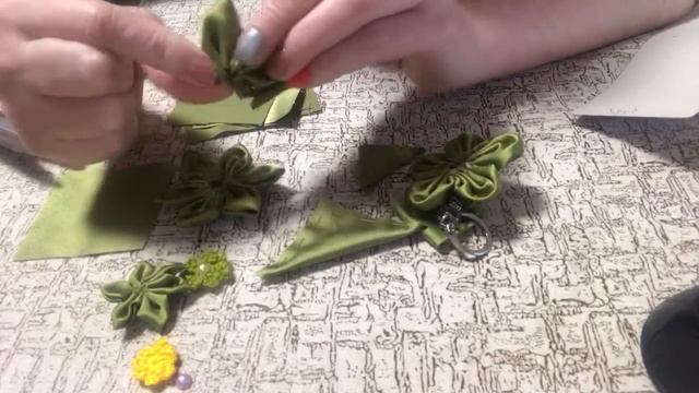 Брелок из цветов канзаши. Канзаши из сшивных остроугольных и круглых лепестков смотреть онлайн