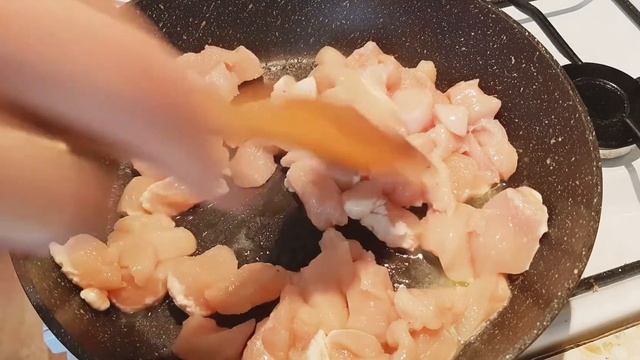 РЕЦЕПТ НА УЖИН. УПРОЩЕННЫЙ ЖЮЛЬЕН С КУРИЦЕЙ И ГРИБАМИ, НЕВЕРОЕЯТНО НЕЖНЫЙ ВКУС смотреть онлайн