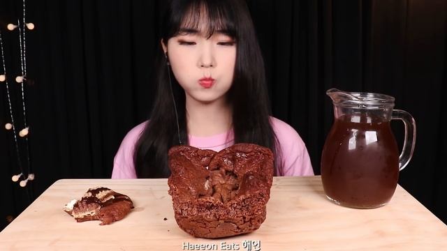 ?GIANT CHOCOLATE BAR ICE CREAM CHOCOLATE MONSTER BROWNIE 베스킨 아이스 자이언트바 몬스터 브라우니 초코쿠키 먹방 MUKBANG ASM смотреть онлайн