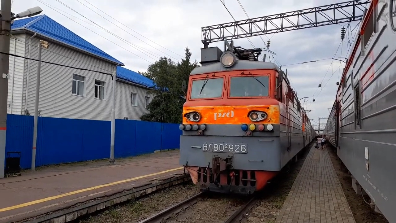 Электровоз ВЛ80-926 с грузовым составом смотреть онлайн