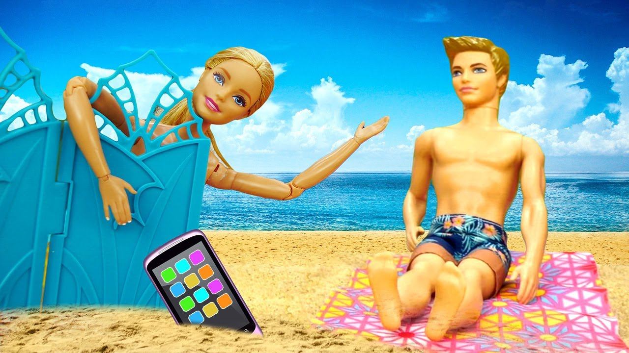 Видео КУКЛЫ НА ПЛЯЖЕ. Барби ПЕРЕОДЕВАЛАСЬ и потеряла телефон. Видео для девочек про Барби и Кена смотреть онлайн