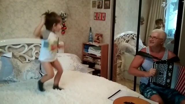 Дедушка прививает музыкальные навыки внучку смотреть онлайн