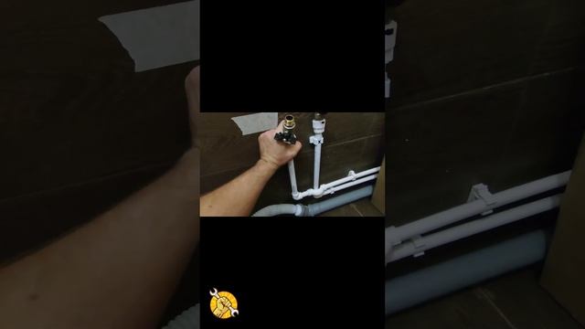 Обрезка полипропиленовых труб, с последующей сваркой и установкой шаровых кранов.