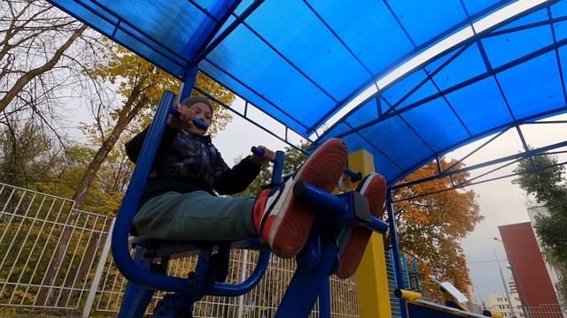 Что за тренажеры такие??? / Нашел тренажёрку на улице в МИНСК-МИРЕ / Миша Москвин смотреть онлайн