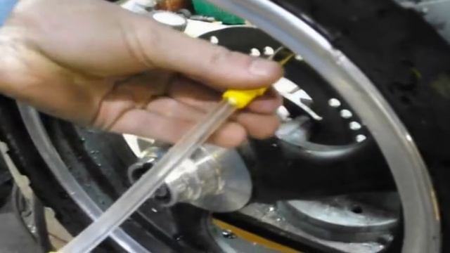 Как отремонтировать пробитое колесо в дороге? смотреть онлайн