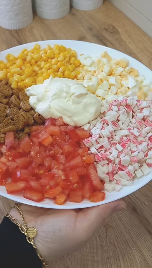 БЫСТРЫЙ, ЛЁГКИЙ И ВКУСНЫЙ САЛАТ. Любимый салат моих детей. #простойрецепт