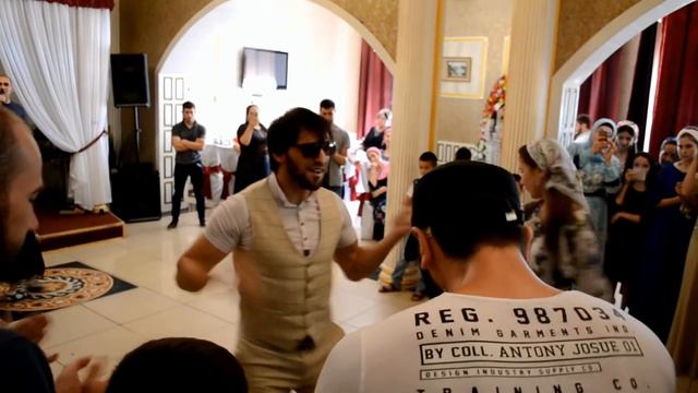 Халиев Хусейн танцует лезгинку на свадьбе в Грозном 18.08.2017 смотреть онлайн