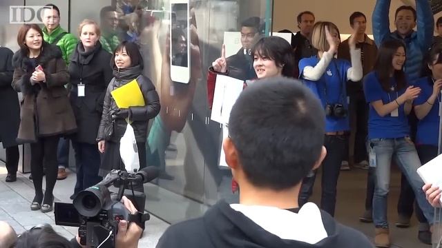 Apple's new iPad launches in Japan смотреть онлайн