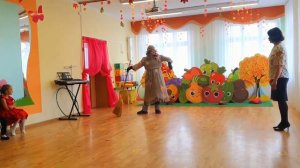 Выход Бабы Яги на осеннем утреннике