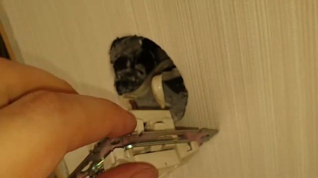Как достать провод из самозажимного выключателя Legrand Valena. смотреть онлайн