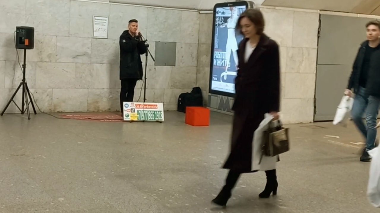 «Apologize», красивая композиция от уличного певца смотреть онлайн