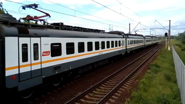 Электропоезд ЭП2Д-0075 прибывает на платформу Покровская. смотреть онлайн