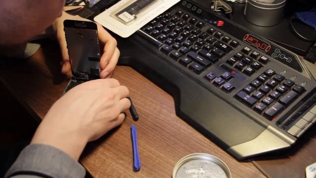 Замена аккумулятора в iPhone SE своими руками / Самостоятельно разобрать айфон в домашних условиях смотреть онлайн