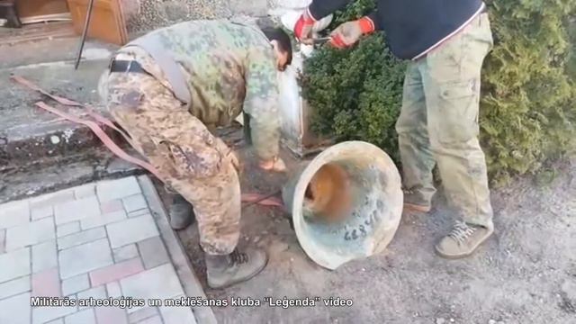 Поднят наружу колокол, спрятанный под костелом в Субате смотреть онлайн