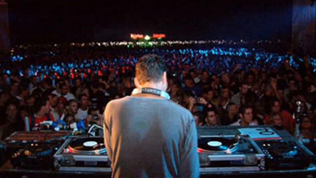 Dj Tiesto feat. Charlotte Martin - Sweet Things смотреть онлайн