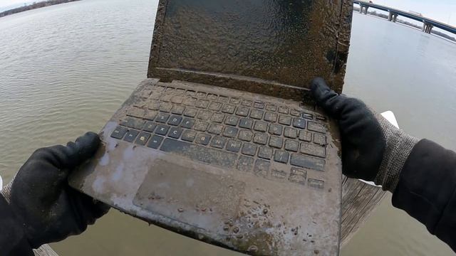 I Found A Working iPhone & Laptop Magnet Fishing!! (Returned To Owner) смотреть онлайн