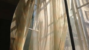 Старое окно открыто, занавеска колышется ветром. Футаж