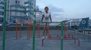 Девочка в 10 лет делает выход на 2