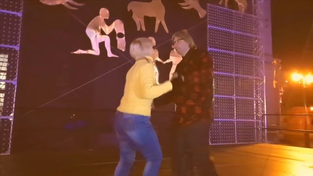 ДАВАЙ УБЕЖИМ ВНОЧИ, ТАНЦЫ В ПАРКЕ ФЕНТЕЗИ смотреть онлайн