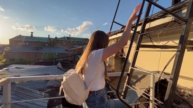 ГУЛЯЮ ПО КРЫШАМ НИЖНЕГО НОВГОРОДА И ЭТО ОЧЕНЬ СТРАШНО | ЭКСКУРСИЯ ПО КРЫШАМ НИЖНЕГО НОВГОРОДА смотреть онлайн