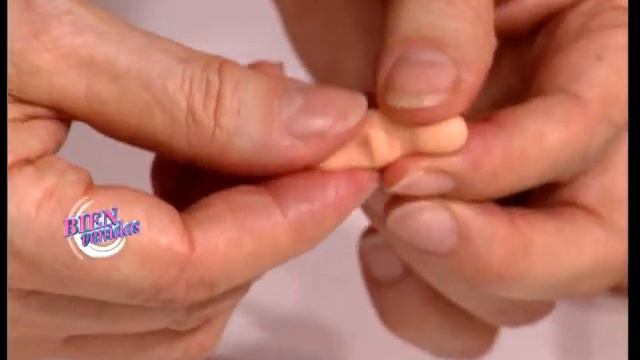 Mirta Biscardi  - Bienvenidas TV - Modela La Cabeza De Un Reno Para Decorar Un Pan Dulce.