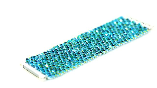 Браслет Бирюзовые луга из биконусов Swarovski и японского бисера в технике плетения смотреть онлайн