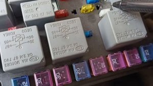 РЕЛЕ ФАР И ПРЕДОХРАНИТЕЛИ Kia Spectra