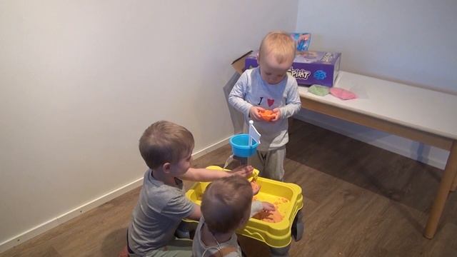 УНИВЕРСАЛЬНЫЙ СТОЛИК ДЛЯ ИГР с песком и водой. Кинетический песок