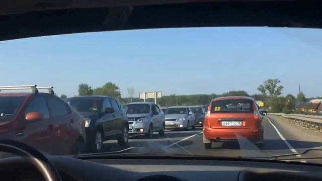 Пробка на Якшур-Бодьинском тракте (Ижевск, 21.06.2015) смотреть онлайн