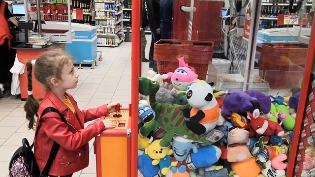 АВТОМАТ ХВАТАЙКА! Лесена против кран машины с игрушками смотреть онлайн