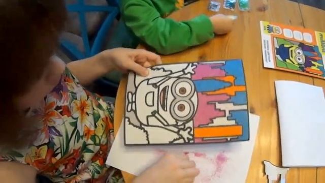 Миньоны. Рисуем цветным песком (Minions) смотреть онлайн