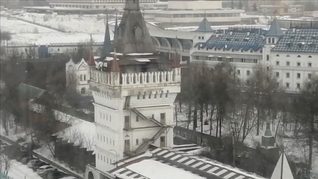 Есть в Москве сказочный городок "Измайловский кремль", вид с колеса обозрения. смотреть онлайн