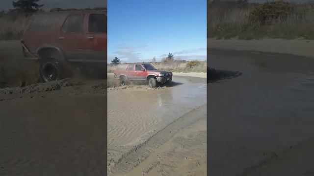 skids in the mud in my v6 hilux surf at the willows смотреть онлайн