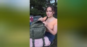 Лесная ДЕВУШКА и ЛУЧШИЙ инструмент? #кемпинг #выживание #bushcraft #на природе #маруся #шиклина #фи