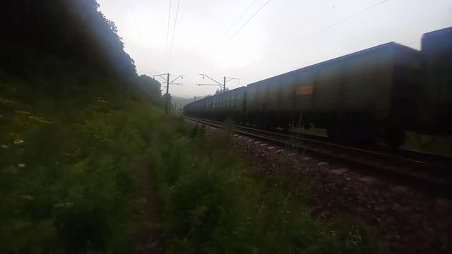 Электровоз 3ЭС5К-1148 "Ермак" с грузовым поездом летним вечером на Транссибирской магистрали. смотреть онлайн