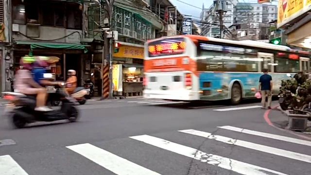 行經光榮街口的843路線公車(西元2021年05月28日) смотреть онлайн