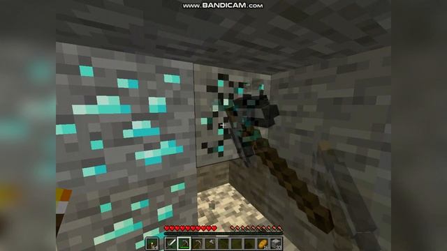 добываю алмазы каменной киркой