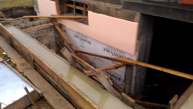 075 Залил стенки лестничной клетки. Стройка дома своими руками смотреть онлайн