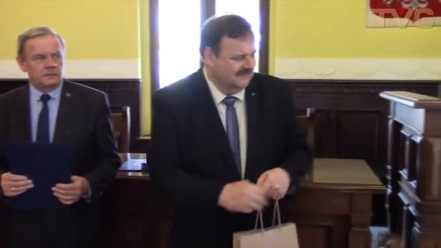 Wieczne pióra i premie pieniężne od Starosty dla najlepszych absolwentów смотреть онлайн
