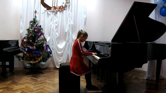 Татьяна Гансон, 7 лет. Б. Барток Менуэт G dur смотреть онлайн