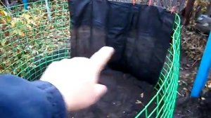 Компостная яма из сетки и спандекса