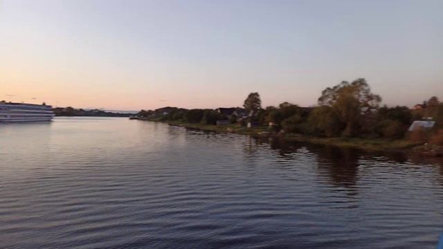 Старая Ладога , река Волхов, теплоход разворачивается у причала . смотреть онлайн