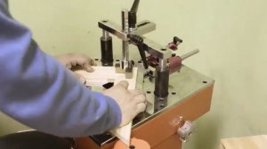 Процесс скрепления углов подрамника на станке