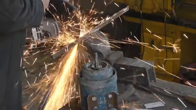Самодельное точило из старого моторчика. FLANGE FOR HOMEMADE EMERY смотреть онлайн