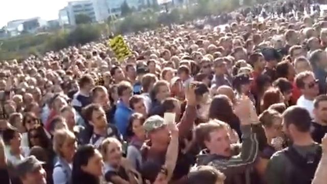Paris - Crowd at Entrance Z - U2 360 Tour - Paris Stade de France 2010/09/18 смотреть онлайн