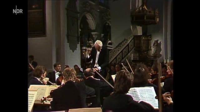 Schubert: "Unvollendete" mit Günter Wand (1988) | NDR Elbphilharmonie Orchester смотреть онлайн
