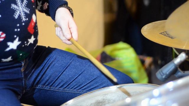 Что за Дитя в хлеву чужом смотреть онлайн