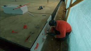 День 34. Утепление фундаментной плиты по торцам листовым утеплителем Техно-николь «карбон»