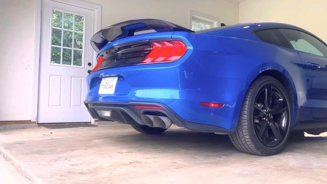 2022 Ford Mustang GT Fastback Stock Exhaust Cold Start and Warm Start With Small Revs смотреть онлайн